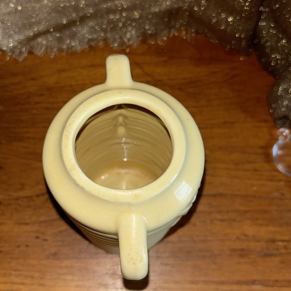 Vintage USA pale yellow beehive & floral 7” pottery vase with scroll handles - Picture 5 of 11